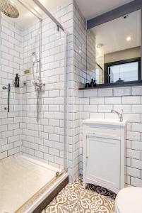 ein weißes Badezimmer mit Dusche und Waschbecken in der Unterkunft 1 Bed Central Leeds Luxury Stay in Leeds + 10 Fotos