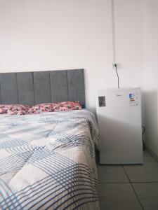 una camera con letto e piccolo frigorifero di Hotel e Churrascaria Major a Major Altre 14 foto