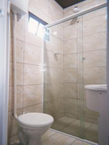 un bagno con wc e doccia in vetro di Hotel e Churrascaria Major a Major