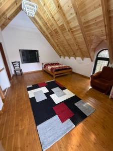 ein Wohnzimmer mit einer Couch und einem Teppich in der Unterkunft Streha Pishave in Elbasan