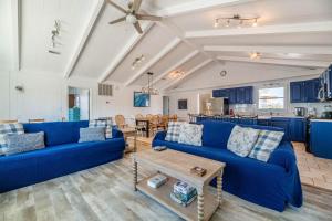 sala de estar con sofás azules y cocina en D0311 The Sailfish. Private Pool, Hot Tub, Sound Views, Pool Table, Pets OK!, en North Point