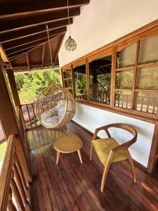 Zimmer mit Stuhl und Schaukel in der Unterkunft Cabaña de Lujo con piscina privada en Pance, Cali in El Bosque