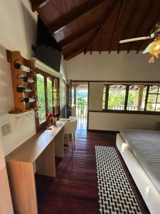 ein Raum mit einer Küche mit Theke und einigen Fenstern in der Unterkunft Cabaña de Lujo con piscina privada en Pance, Cali in El Bosque