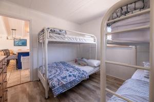 Un dormitorio con dos literas y una cocina. en D0311 The Sailfish. Private Pool, Hot Tub, Sound Views, Pool Table, Pets OK!, en North Point 50 fotos más