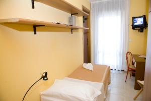 Hotel Rosa Dei Venti tesisinde bir odada yatak veya yataklar