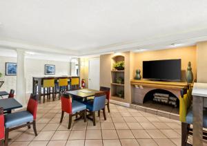 Μια τηλεόραση ή/και κέντρο ψυχαγωγίας στο Gold Room Stays