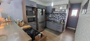 Køkken eller tekøkken på Casa aconchegante com piscina em Nova Tramandai