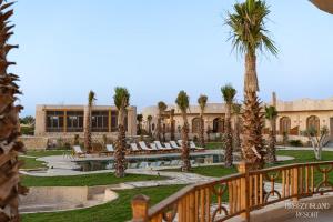 ein Resort mit Palmen und einem Swimmingpool in der Unterkunft Breezy island Hotel in Siwa
