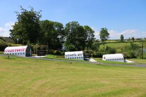 Un par de remolques blancos estacionados en una carretera en AeroHeaven Glamping, en Cavan