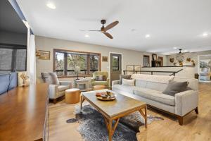 Deadwood Pines Hideaway في ستورجيس: غرفة معيشة مع أريكة وطاولة