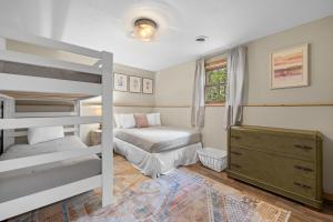 Deadwood Pines Hideaway في ستورجيس: غرفة نوم مع سريرين بطابقين وخزانة