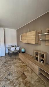 un soggiorno con un tavolo e una sala da pranzo di Emilia Tre appartamento con due camere a Piacenza