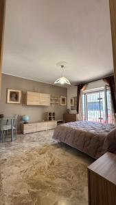 una camera da letto con un letto grande, un tavolo e delle sedie di Emilia Tre appartamento con due camere a Piacenza