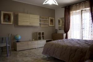 una camera da letto con un letto, un tavolo e una finestra di Emilia Tre appartamento con due camere a Piacenza Altre 18 foto