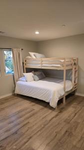 2 stapelbedden in een kamer met een houten vloer bij F-60 Disney Dream Craftsman in Anaheim