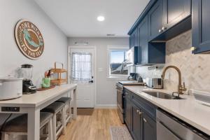 eine Küche mit blauen Schränken und einer Spüle in der Unterkunft 403 E 15Th Ave, Unit 2 in North Wildwood