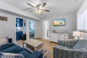 ein Wohnzimmer mit 2 Sofas und einem Deckenventilator in der Unterkunft 403 E 15Th Ave, Unit 2 in North Wildwood