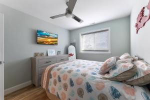 Schlafzimmer mit einem Bett und einem Surfbrett an der Wand in der Unterkunft 403 E 15Th Ave, Unit 2 in North Wildwood