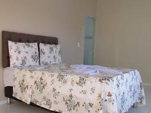 Casa espetacular في ماراغوغي: سرير عليه بطانيه ومخدات