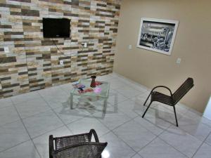 Casa espetacular في ماراغوغي: غرفة معيشة مع كرسيين وطاولة وتلفزيون