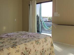 Casa espetacular في ماراغوغي: غرفة نوم بها سرير ونافذة كبيرة