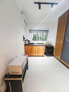 Η κουζίνα ή μικρή κουζίνα στο Cozy 1 Bedroom & Parlor GRA Ikeja