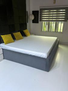 Ένα ή περισσότερα κρεβάτια σε δωμάτιο στο Cozy 1 Bedroom & Parlor GRA Ikeja