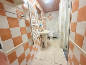 un bagno con un water e un lavandino di stay and relax a Manchester