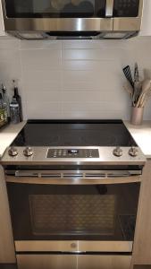 Kuchyň nebo kuchyňský kout v ubytování 1 Bedroom Apt in Luxury Building