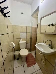 un baño con inodoro y lavabo en Pousada Jirê, en Itacaré