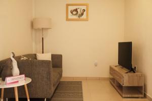 a living room with a couch and a tv at Providencia Amealco in Amealco