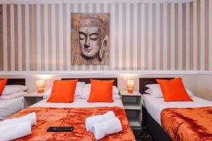 Ένα ή περισσότερα κρεβάτια σε δωμάτιο στο Entire Sonora Park Hotel Sleeps 37 Central Pier