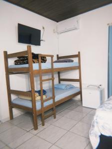 Camera con 2 letti a castello e TV di Hotel e Churrascaria Major a Major
