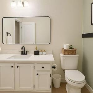 Modern and Cozy 3BR Retreat Perfect for Families or Big Group في سيدار بارك: حمام مع مرحاض ومغسلة ومرآة +41 صورة