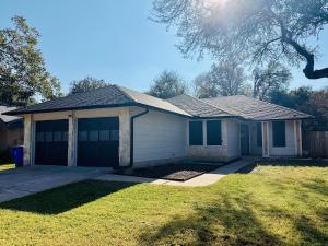 Modern and Cozy 3BR Retreat Perfect for Families or Big Group في سيدار بارك: منزل فيه كراج في ساحة