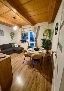 un soggiorno con un tavolo e un divano di Agroturystyka Pod Modrzewiem a Zubrzyca Górna