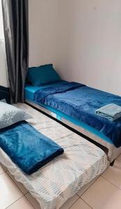 Dos camas una al lado de la otra en una habitación. en Apartamento 2 quartos Serra, en Serra