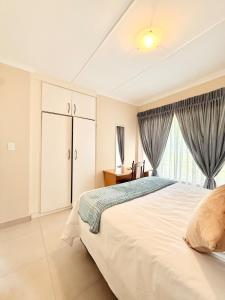 Ένα ή περισσότερα κρεβάτια σε δωμάτιο στο Home in Randpark Ridge +64 φωτογραφίες