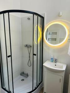 un bagno con doccia e lavandino di Cztery Kąty w Rynku a Wałbrzych