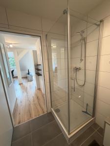 Ένα μπάνιο στο Modernes Zentrales Apartment +47 φωτογραφίες