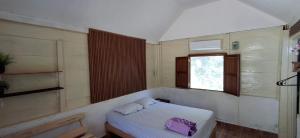 Una pequeña habitación con una cama y una ventana. en Kóten Naj, en Chicanna 41 fotos más