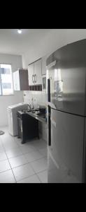 una cocina con nevera y encimera. en Apartamento 2 quartos Serra, en Serra