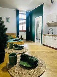 una camera con un letto e un tavolo con scarpe sopra di Cztery Kąty w Rynku a Wałbrzych