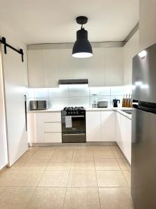 Η κουζίνα ή μικρή κουζίνα στο Luxury Beach Retreat Modern 1BR and Pool