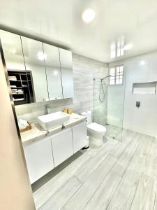 Ένα μπάνιο στο Luxury Beach Retreat Modern 1BR and Pool