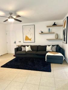 Χώρος καθιστικού στο Luxury Beach Retreat Modern 1BR and Pool +10 φωτογραφίες