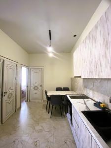 une cuisine avec une table et quelques chaises dans l'établissement S-Van Cozy Home, à Sevan 17 autres photos