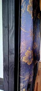 波拉波拉Chez Hina no Pacifica的一块蓝金相间的窗帘，上面有蝴蝶图案。