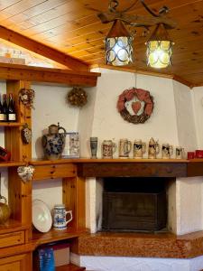 una sala de estar con chimenea en una casa en Accogliente attico vista Dolomiti, en Vodo Cadore