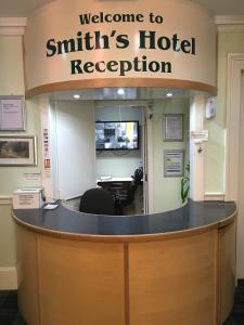 una oficina con una bienvenida a la recepción del hotel Smith en Smiths Hotel en Glasgow